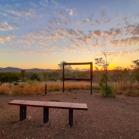 فندق Mt Larcom Tourist Park Mount Larcom المظهر الخارجي الصورة