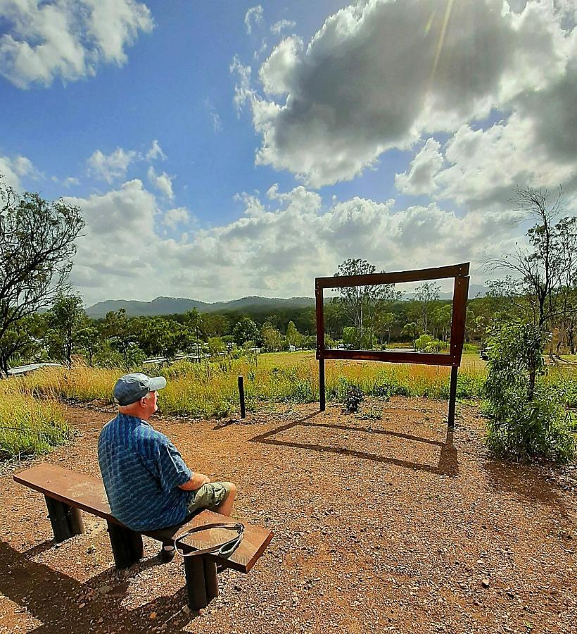 فندق Mt Larcom Tourist Park Mount Larcom المظهر الخارجي الصورة
