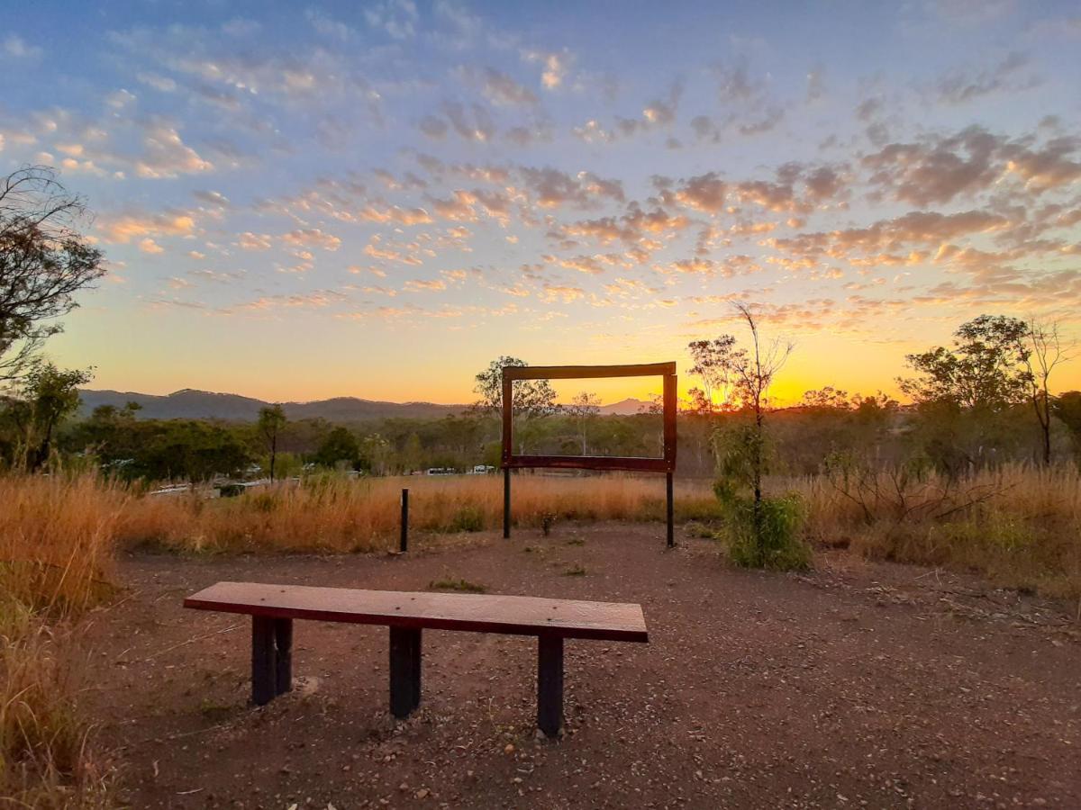 فندق Mt Larcom Tourist Park Mount Larcom المظهر الخارجي الصورة